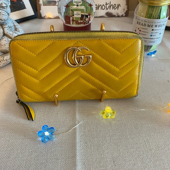 Gucci yellow quilted chevron maramont double GG hardware EUC $150 7.6x4 inches. - Picture 3 of 11